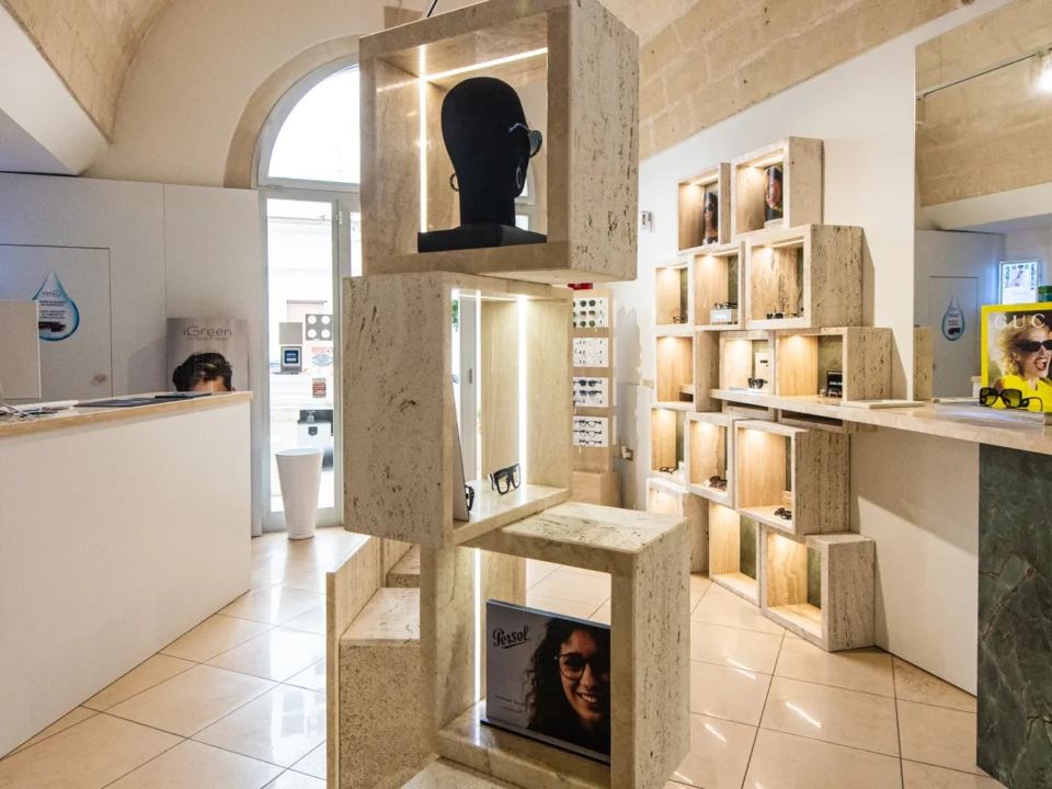 arredamento esclusivo per negozio di ottica nuova marmo arredo 00003