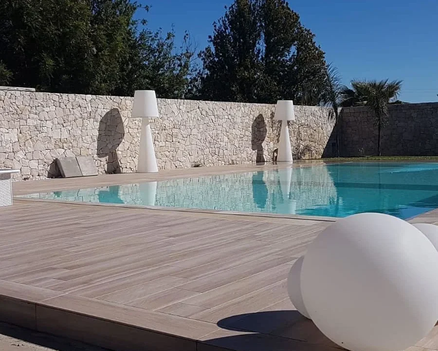 rivestimento parete bordo piscina travertino foro aperto 1