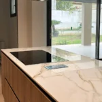 top cucina in Calacatta Gold lucido by Rak Ceramics nuova marmo arrdeo 5