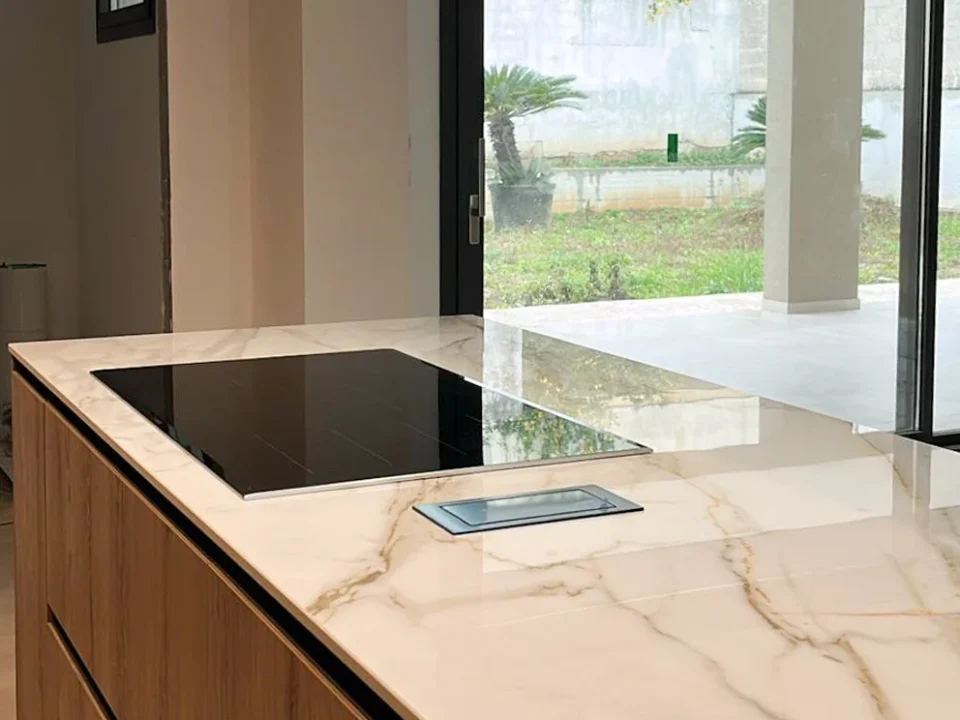 top cucina in Calacatta Gold lucido by Rak Ceramics nuova marmo arrdeo 5